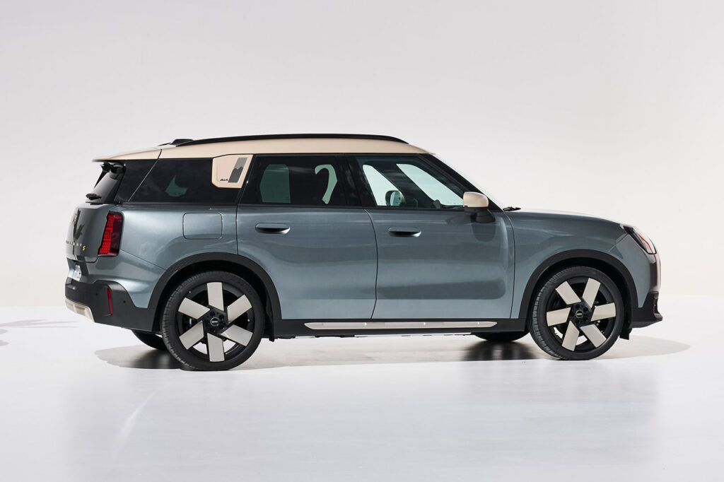 2026 미니 미니 컨트리맨 일렉트릭(3세대) 옆모습