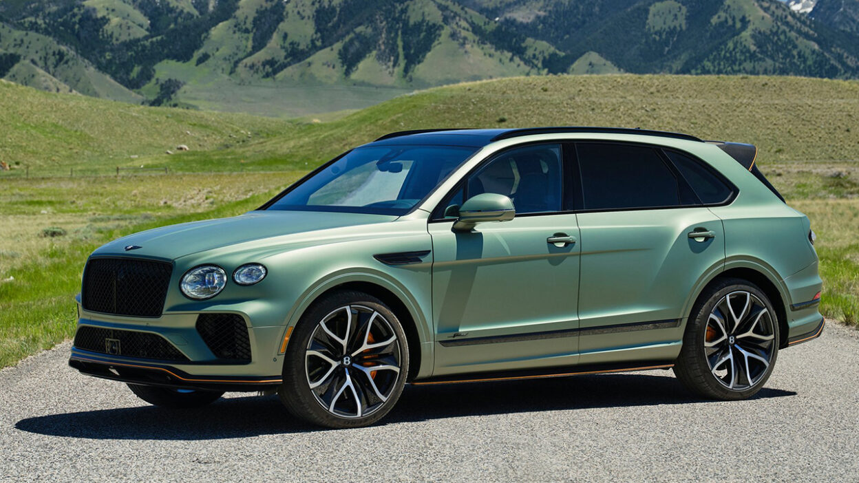 도로 위에 서있는 2026 벤틀리 벤테이가