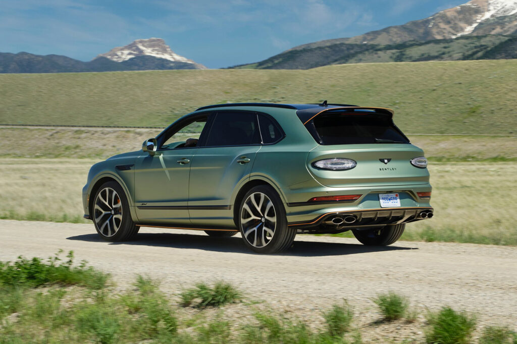 도로 위에 서있는 2026 벤틀리 벤테이가