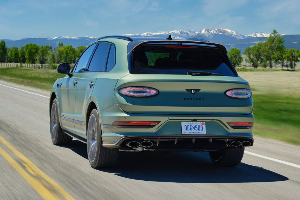 도로 위를 달리는 2026 벤틀리 벤테이가 뒷모습