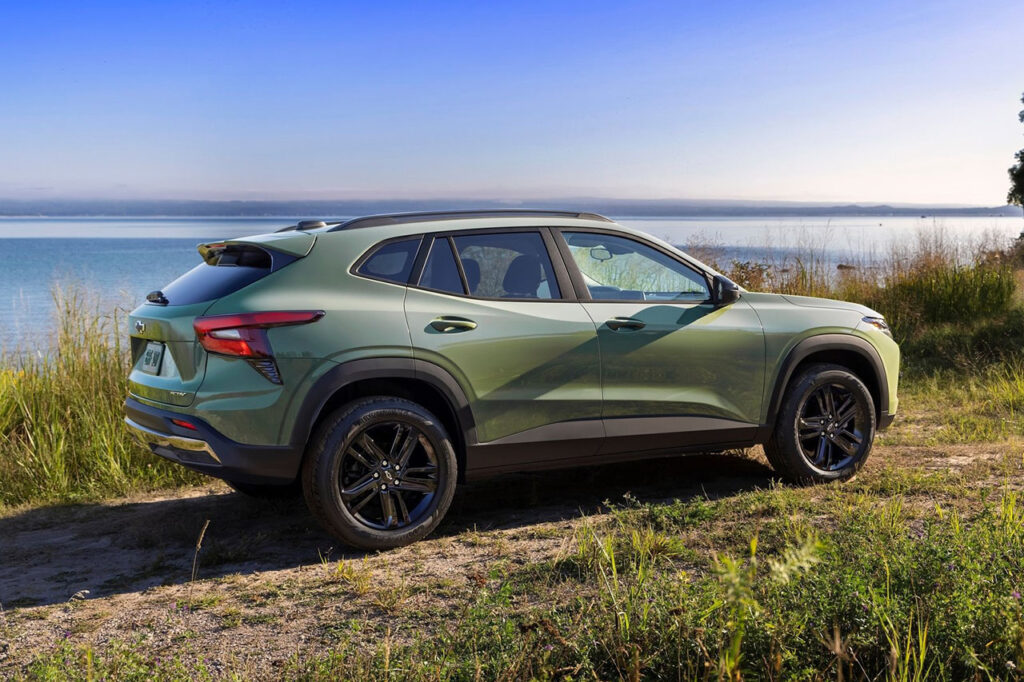 물가에 서있는 2026 쉐보레 트랙스 크로스오버