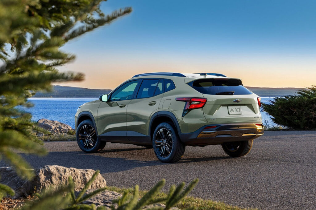 호수 앞에 서있는 2026 쉐보레 트랙스 크로스오버