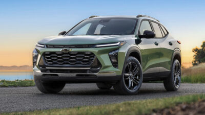 2026 쉐보레 트랙스 크로스오버(9BQC)가 서있는 모습