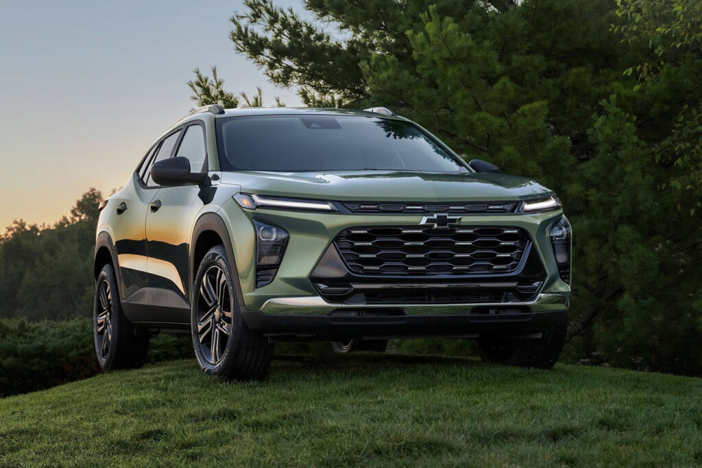 언덕 위에 서있는 2026 쉐보레 트랙스 크로스오버