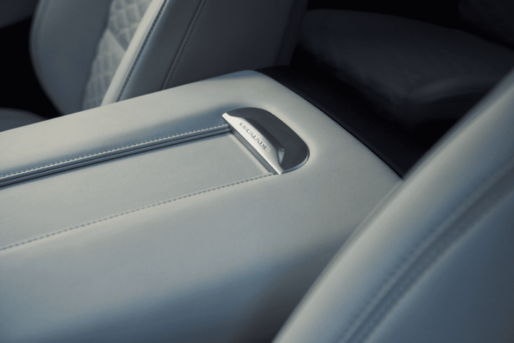 2026 캐딜락 에스컬레이드 실내 콘솔박스