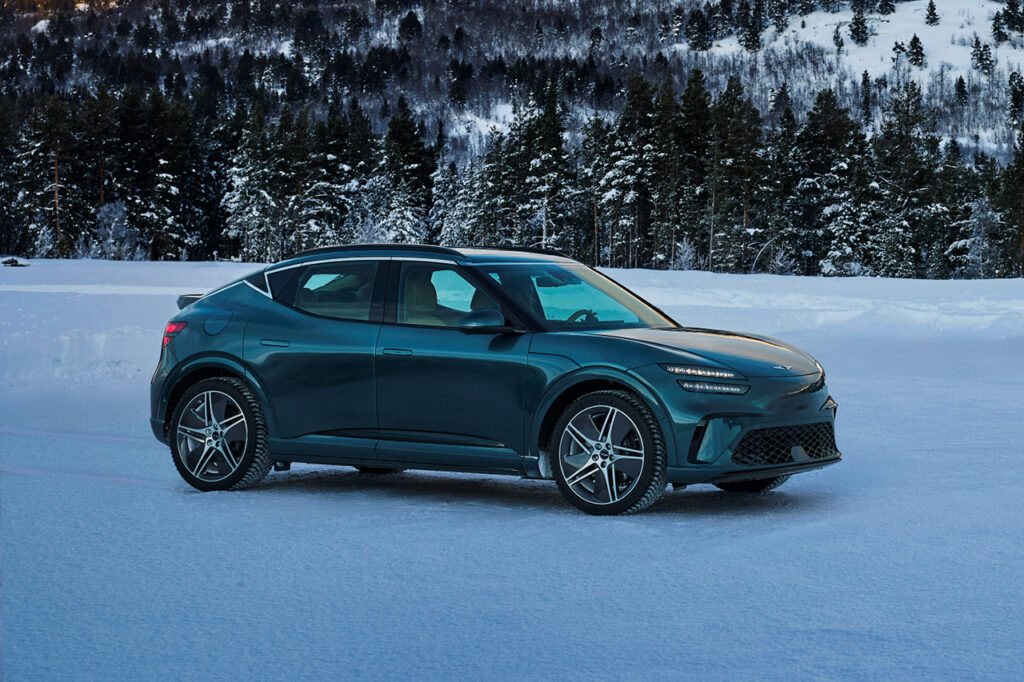 눈 위에 서있는 2027 제네시스 뉴 GV60