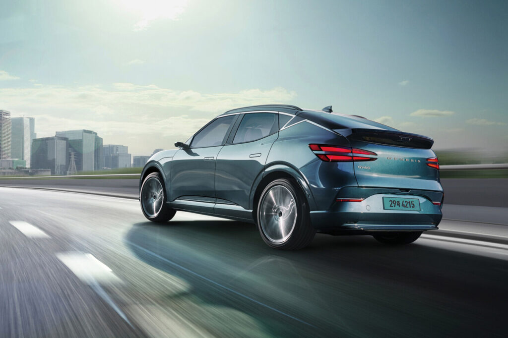 도로 위를 달리는 2027 제네시스 뉴 GV60