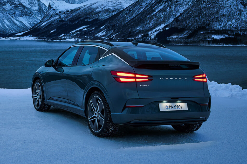 호수 근처에 서있는 2027 제네시스 뉴 GV60