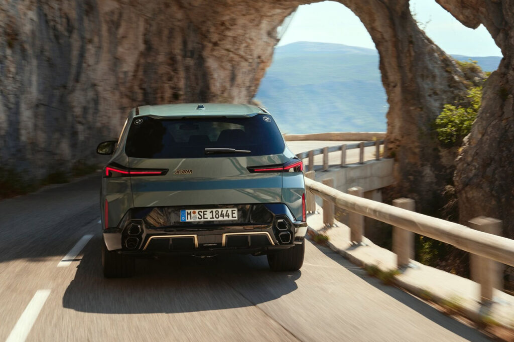 도로를 달리는 2026 BMW XM 뒷모습