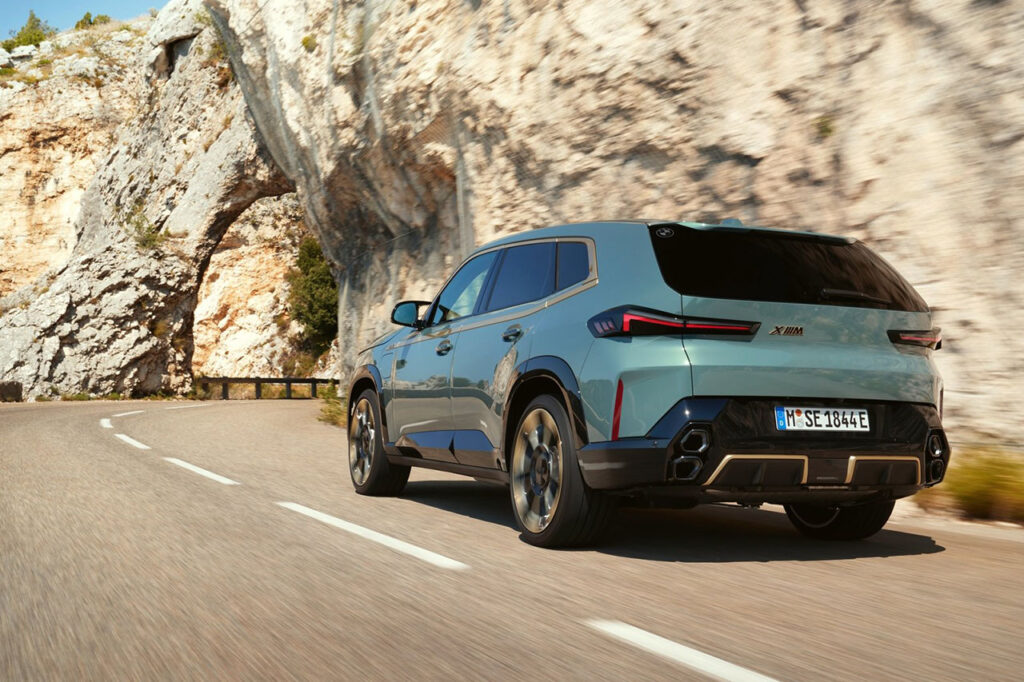 도로를 달리는 2026 BMW XM