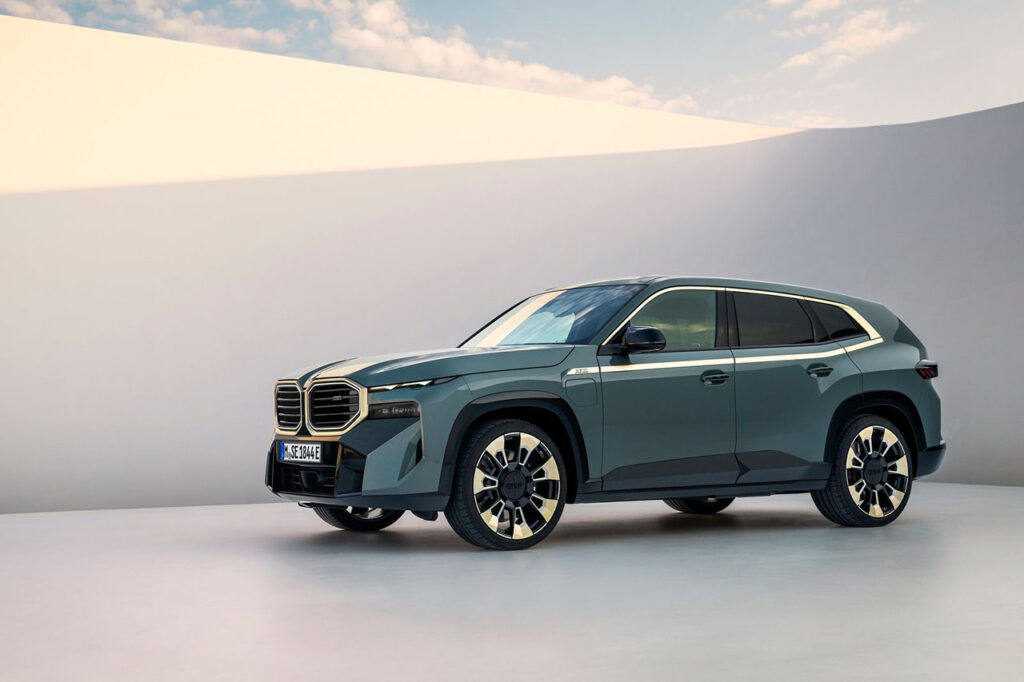 서있는 2026 BMW XM 옆모습
