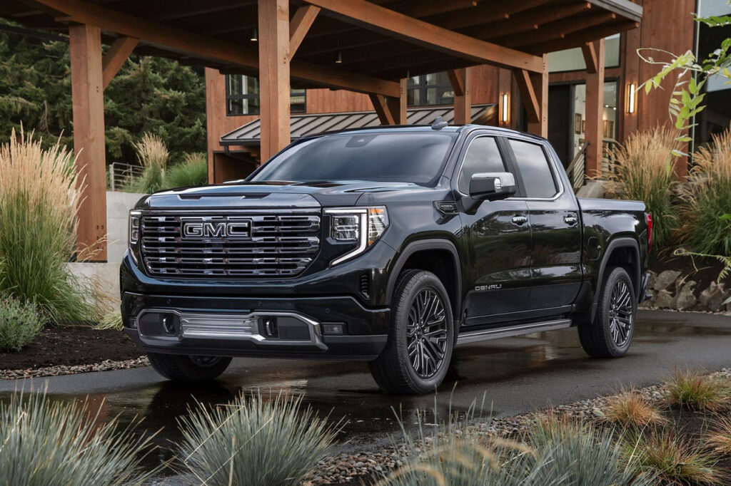 건물 앞에 서있는 2026 GMC 시에라(5세대)