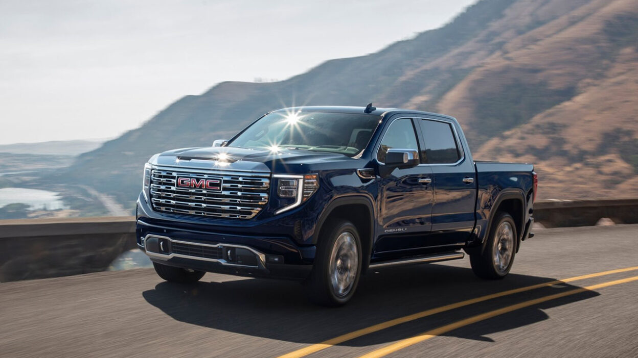 도로를 달리는 2026 GMC 시에라(5세대)