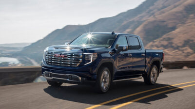 도로를 달리는 2026 GMC 시에라(5세대)