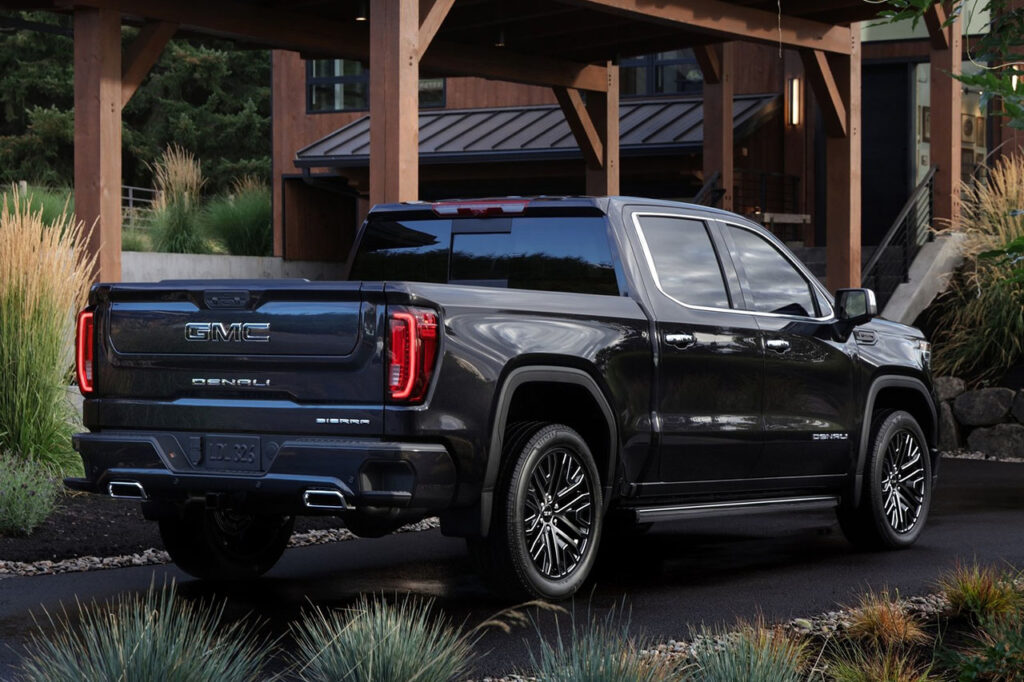 멈춰있는 2026 GMC 시에라(5세대)의 뒷모습