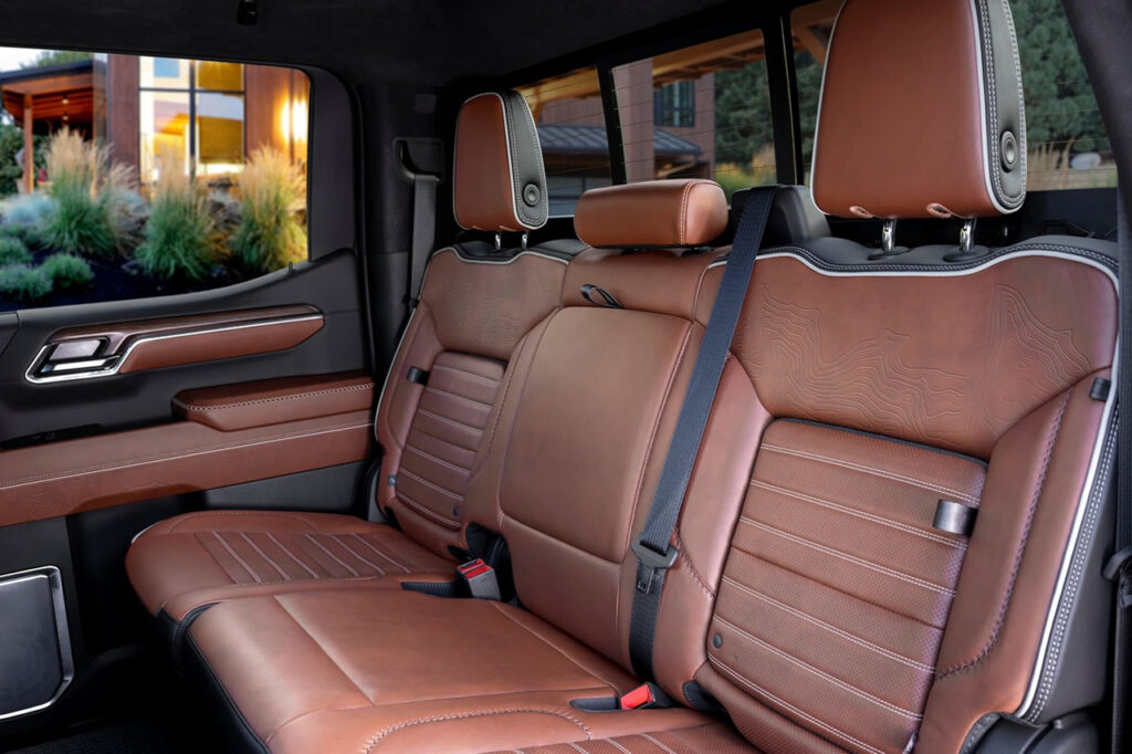 2026 GMC 시에라(5세대) 2열 모습