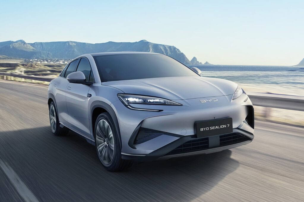 도로를 달리는 2026 비야디 씨라이언 7