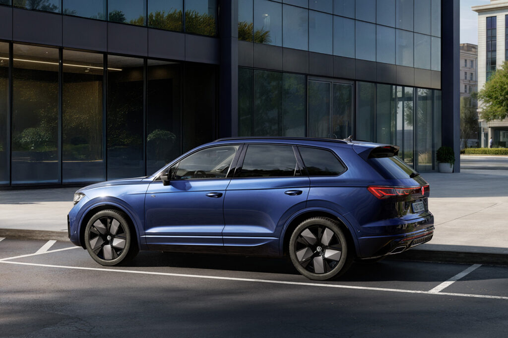 주차되어 있는 2026 폭스파겐 투아렉 3세대