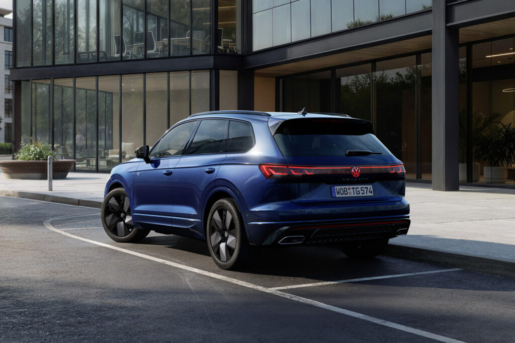 주차되어 있는 2026 폭스파겐 투아렉 3세대 뒷모습