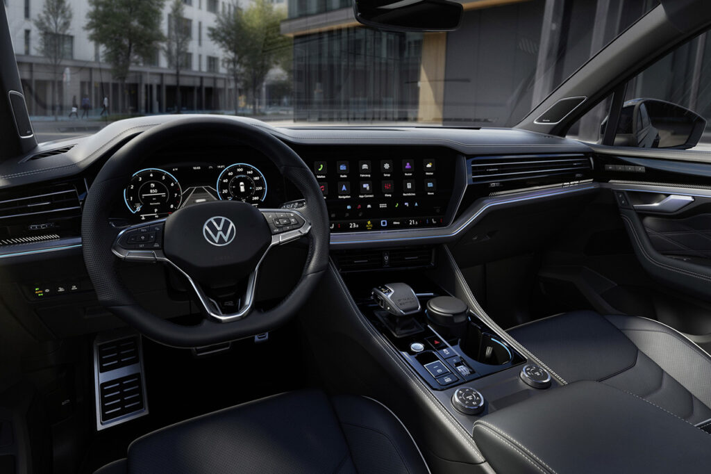 2026 폭스파겐 투아렉 3세대 1열 실내 모습