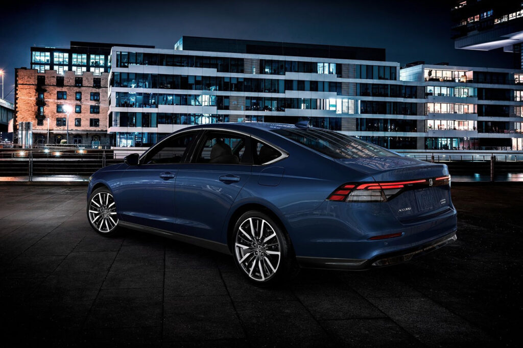 건물 옥상에 주차되어 있는 2026 혼다 어코드(11세대)