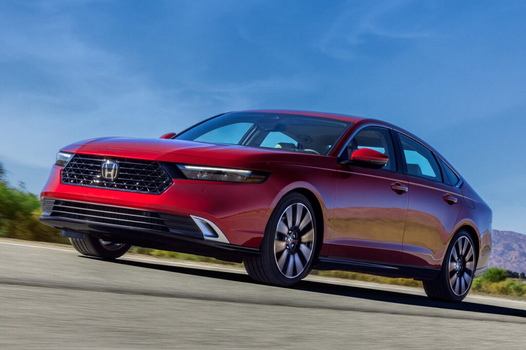 도로 위를 달리는 빨간색 2026 혼다 어코드(11세대)