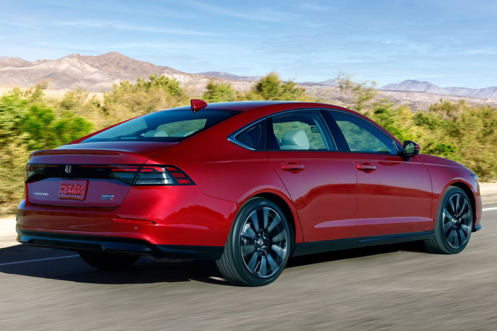 도로를 달리는 2026 혼다 어코드(11세대)