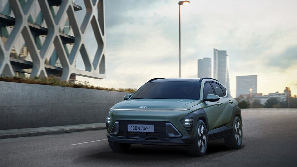 도로 위를 달리는 2027 현대 코나 하이브리드