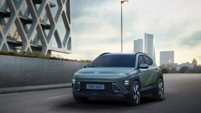 도로 위를 달리는 2027 현대 코나 하이브리드