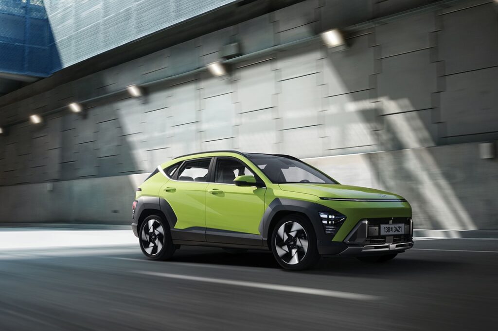 녹색의 2027 현대 코나 하이브리드가 도로를 달리는 모습