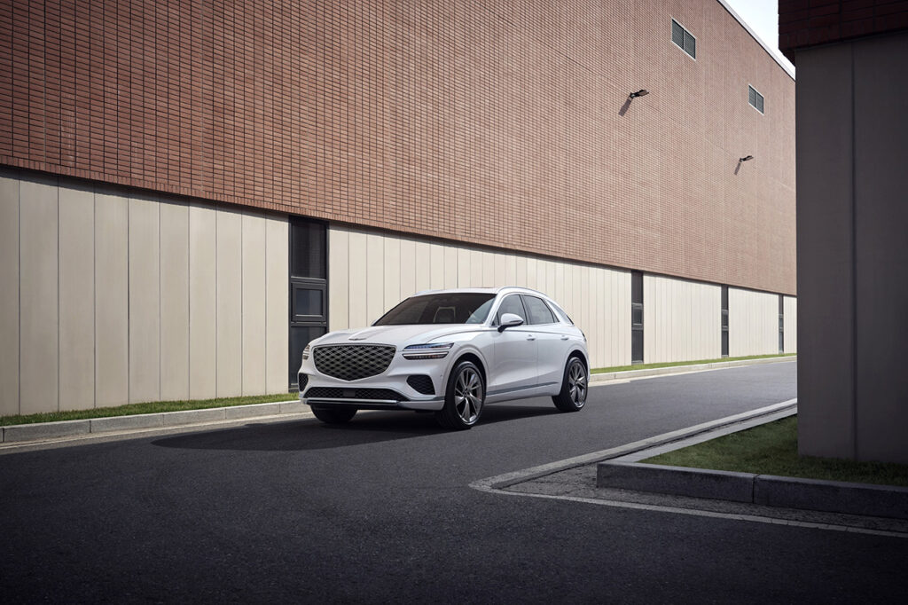 도로를 주행중인 2027 제네시스 뉴 GV70