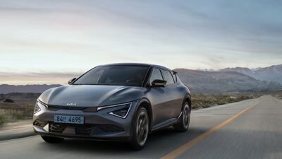 도로를 달리는 2027 기아 뉴 EV6