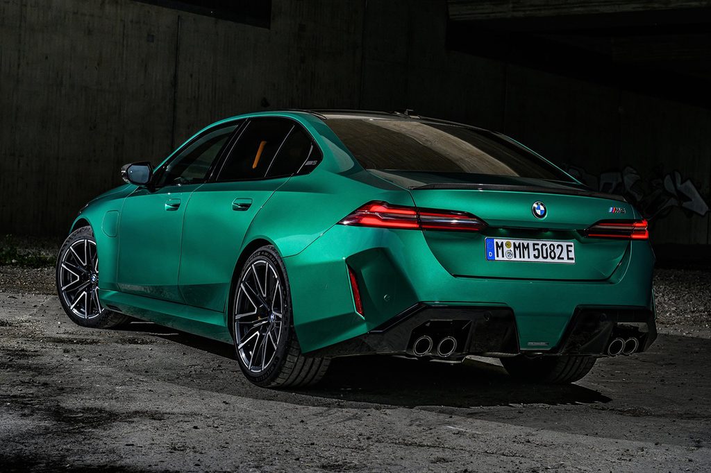 2027 BMW M5 후측면 모습