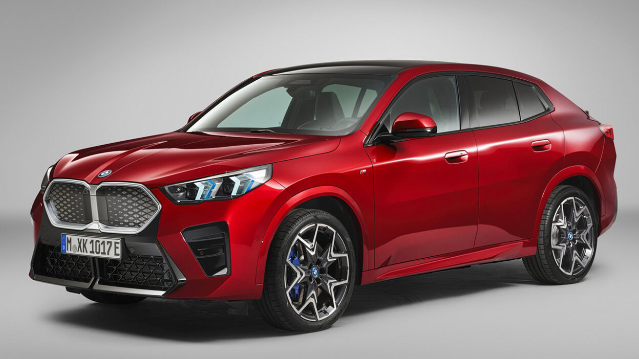 BMW iX2의 전측면 모습