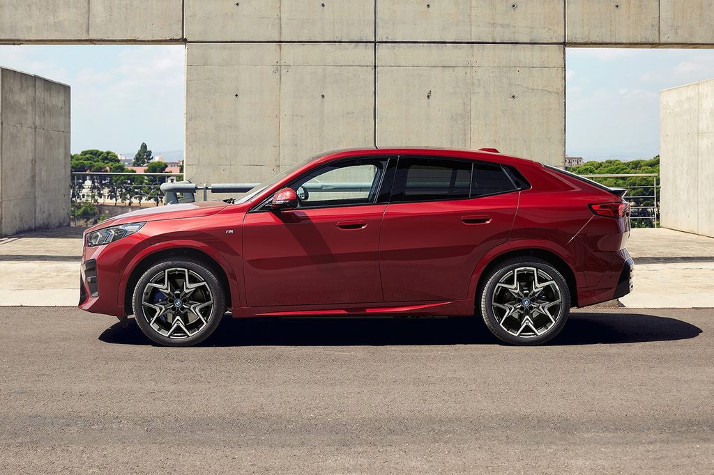 BMW iX2 측면 모습