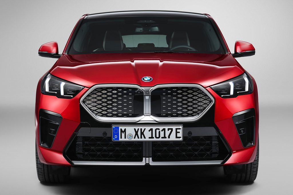BMW iX2의 정면 모습