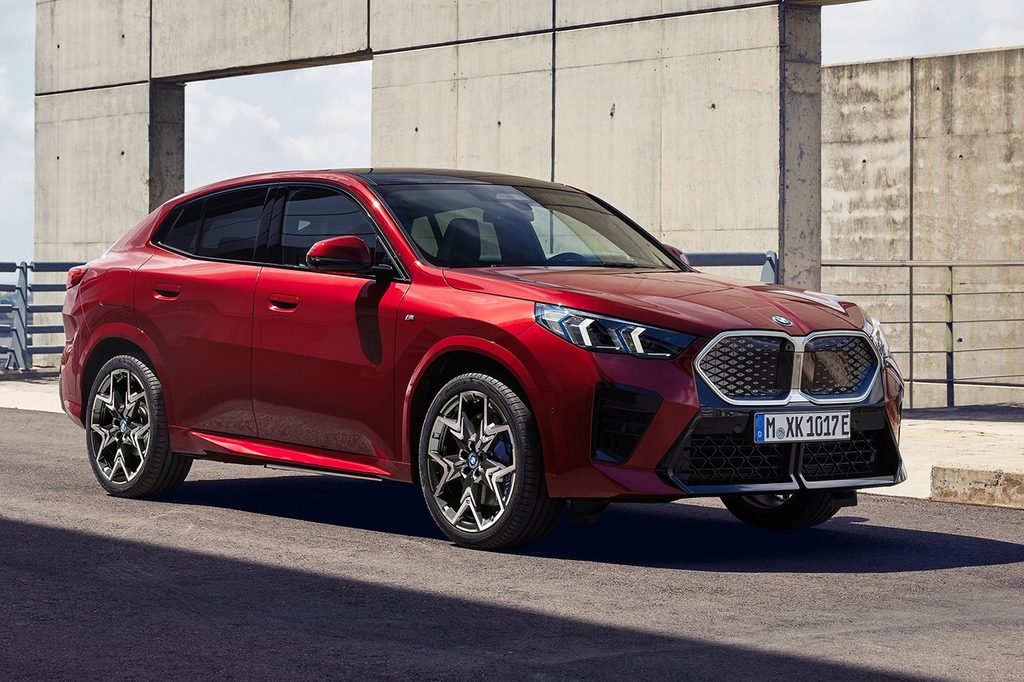 길가에 주차되어 있는 BMW iX2