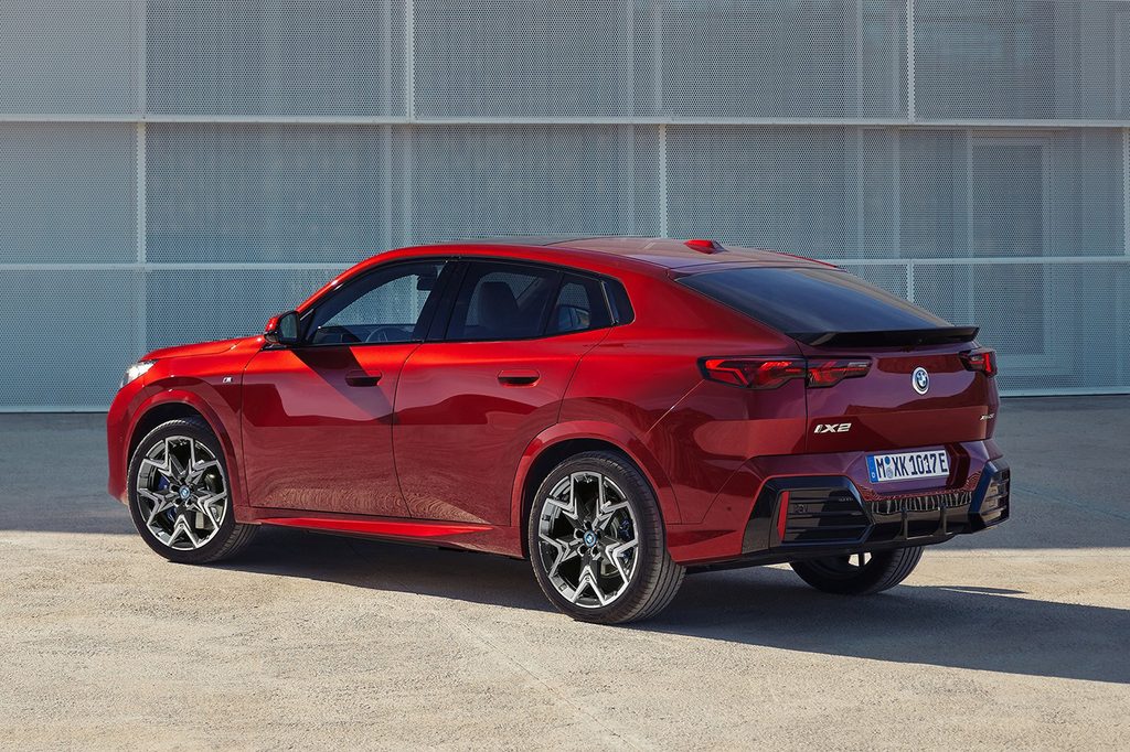 BMW iX2 후측면 모습
