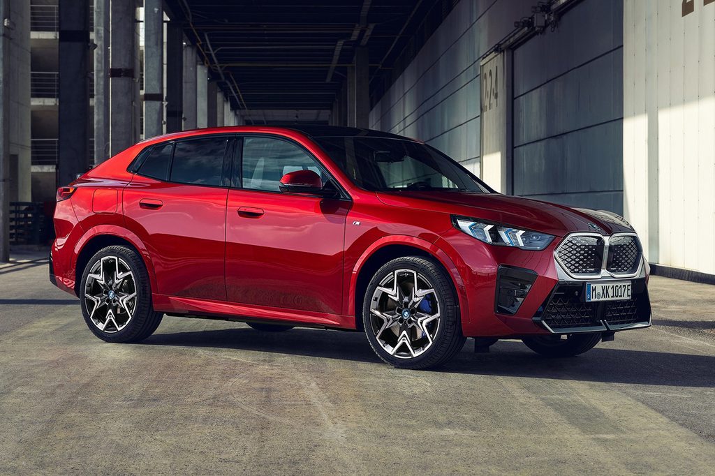 BMW iX2의 전측면 모습