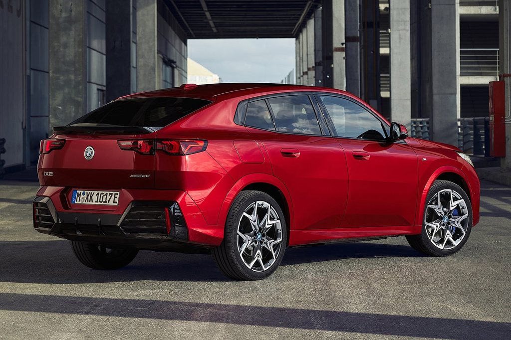 BMW iX2 후측면 모습