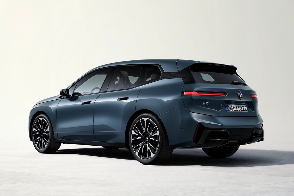 2027 BMW iX 후측면 모습