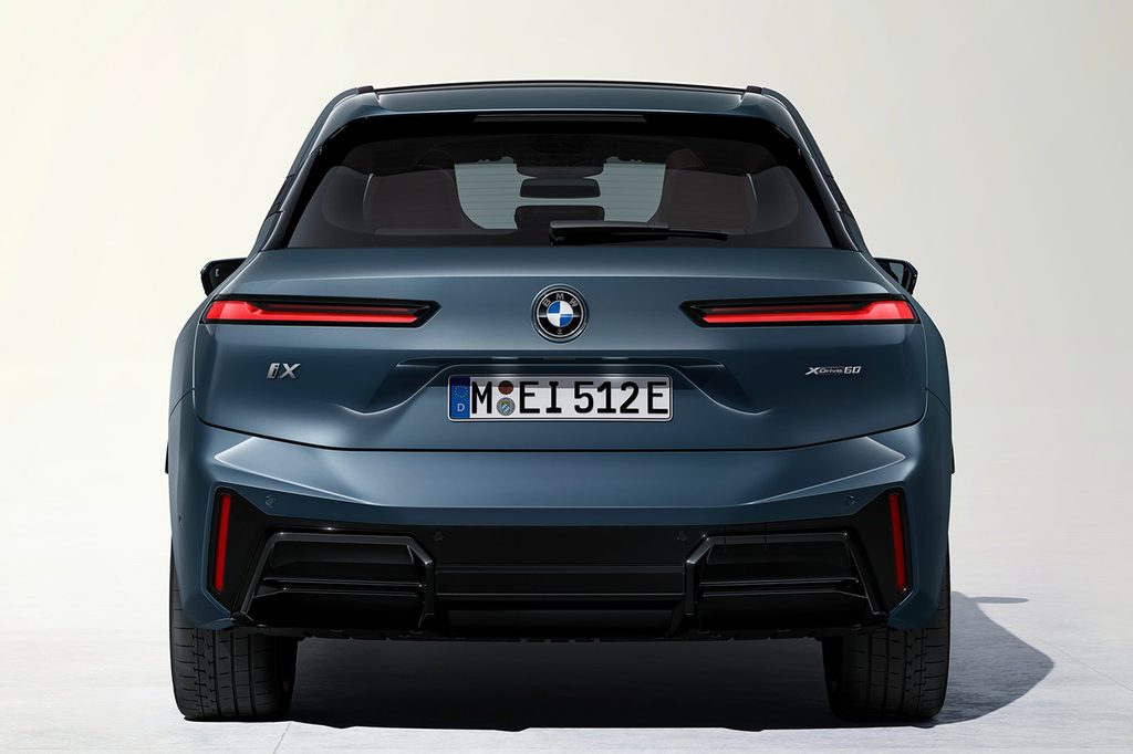 2027 BMW iX 후면 모습