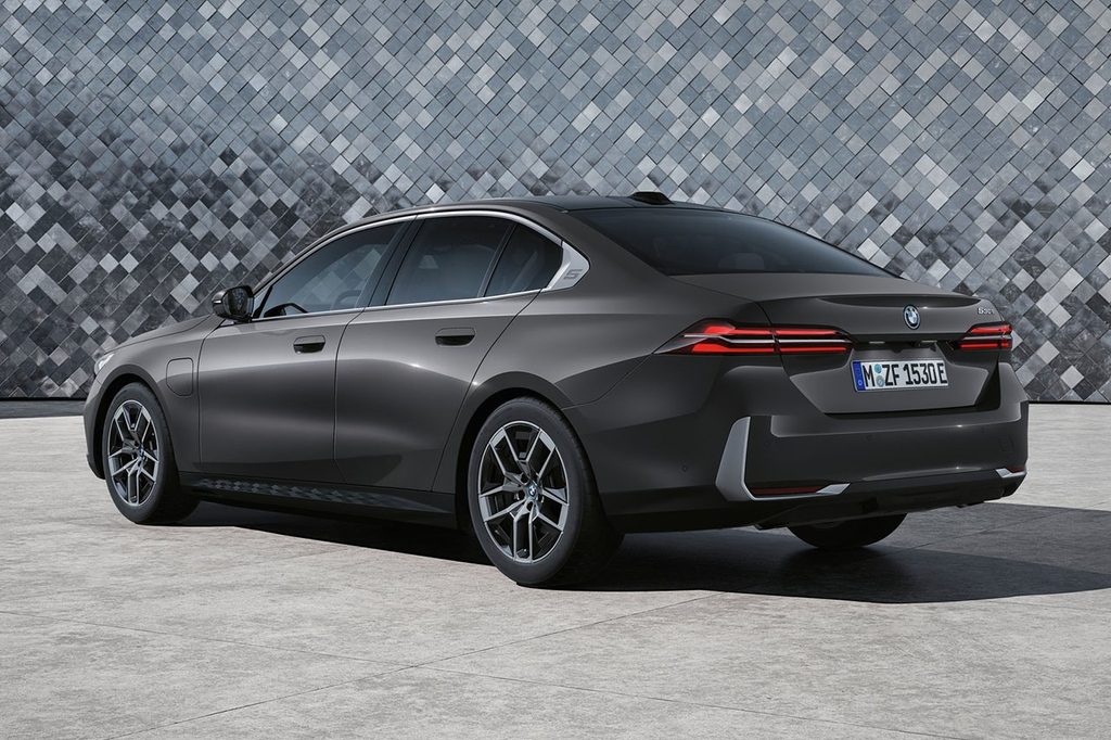 BMW 5시리즈 후측면 모습