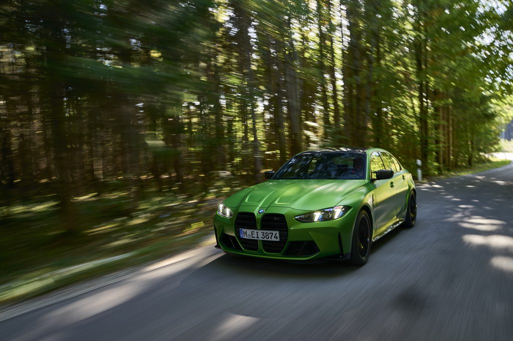 BMW M3가 도로를 달리는 모습