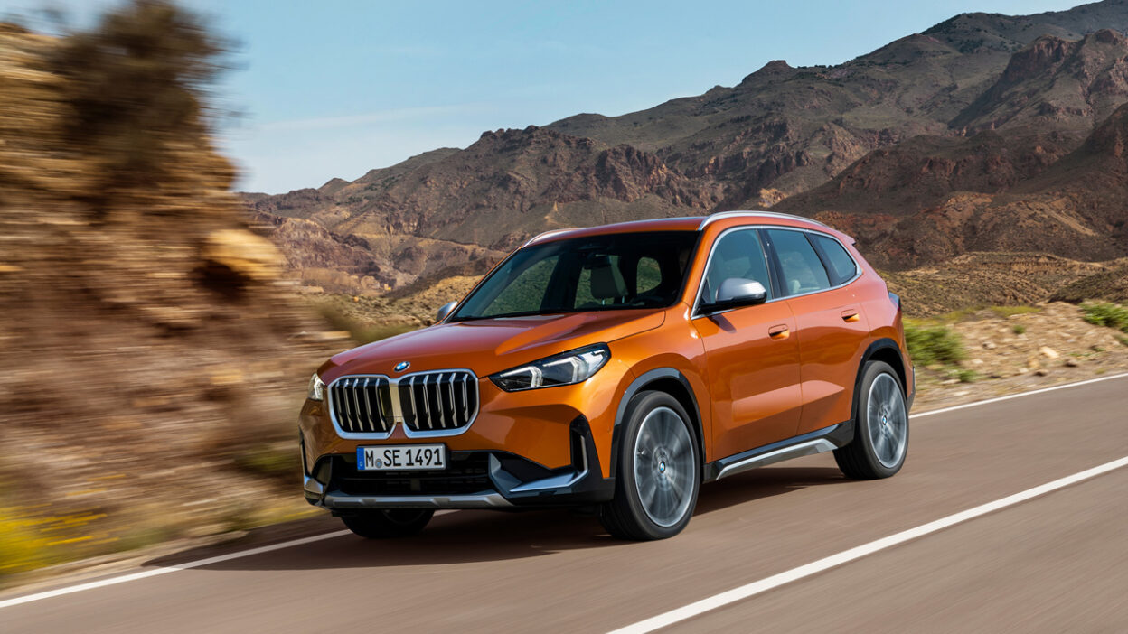 도로를 달리는 BMW X1