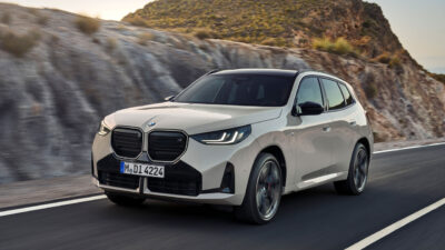 BMW X3가 도로를 달리는 모습