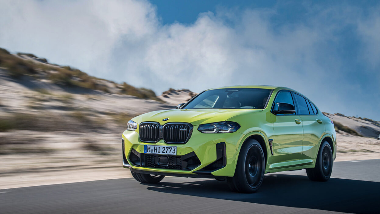 도로를 달리는 BMW X4 M