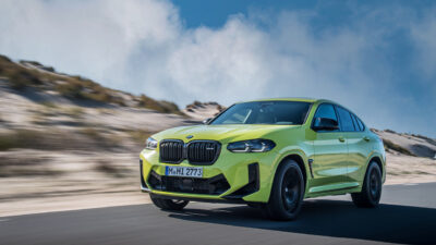 도로를 달리는 BMW X4 M
