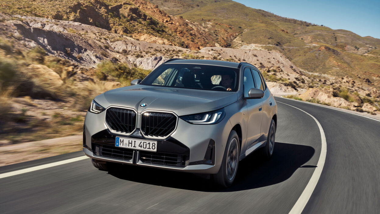 도로를 달리는 BMW X7