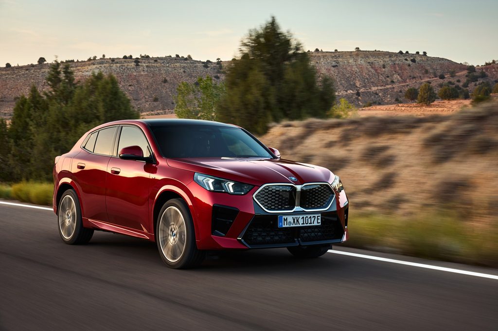 도로를 달리는 BMW iX2